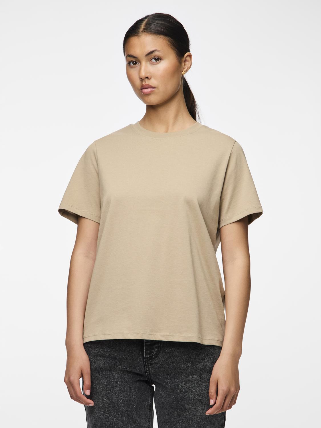 model_shot-front